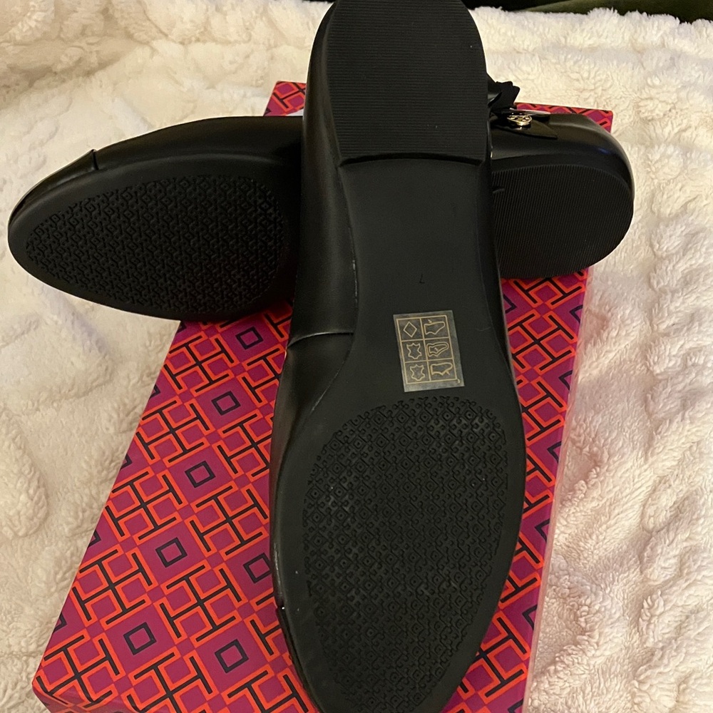 Elegant New With Tags Tory Burch Black T-Strap Cap Toe Flat Women's Shoes 7M - Picture 6 of 13